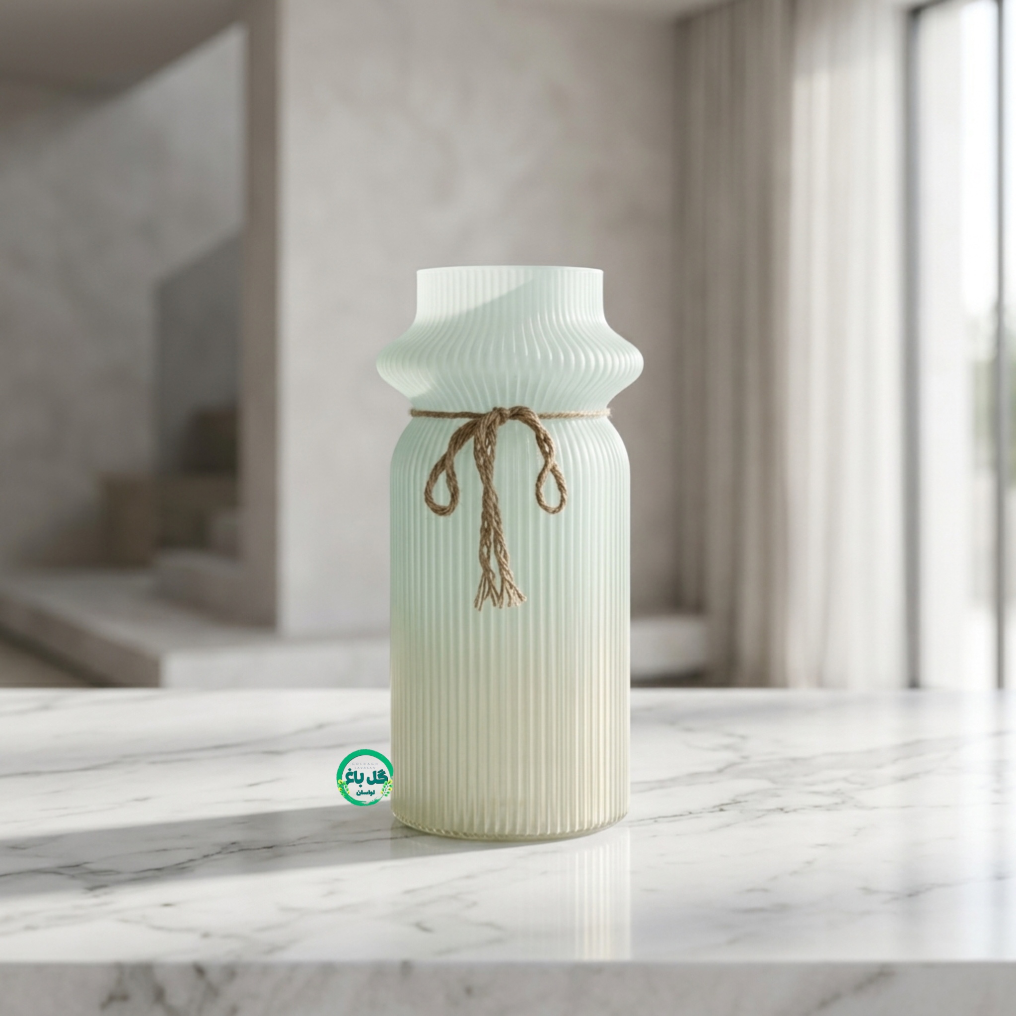 گلدان شیشه ای سفید کرم طرح شیاردار کد ۱۰۰۱